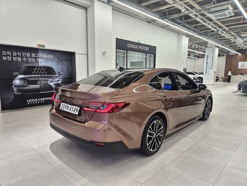 Toyota Camry 2.5 XLE Premium Hybrid — пробег 7 711 км — фото 2 из 5