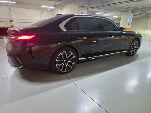 BMW i7 eDrive 50 M Sport — пробег 10 000 км — фото 4 из 5