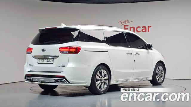 Kia Carnival 7-seater Limousine VIP — пробег 85 608 км — фото 2 из 5