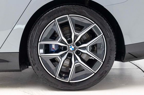 BMW i5 eDrive 40 M Sport — пробег 4 450 км — фото 5 из 5