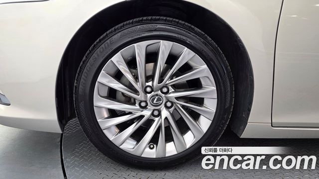 Lexus ES Luxury Plus — пробег 131 385 км — фото 5 из 5