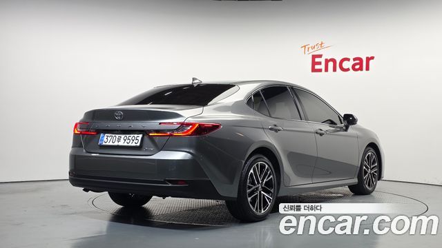 Toyota Camry 2.5 XLE Hybrid — пробег 23 803 км — фото 2 из 5