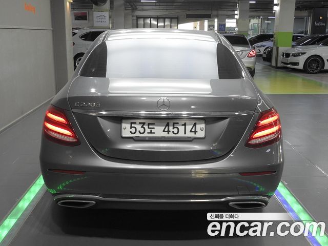 Mercedes-Benz E-Class E220d Avantgarde — пробег 106 566 км — фото 4 из 5