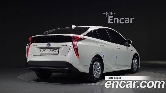 Toyota Prius 1.8 E — пробег 138 500 км — фото 2 из 5