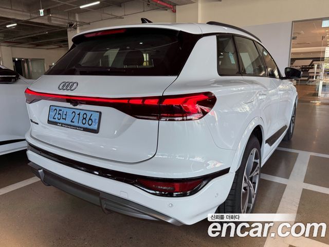 Audi Q6 e-tron S Line — пробег 300 км — фото 2 из 5