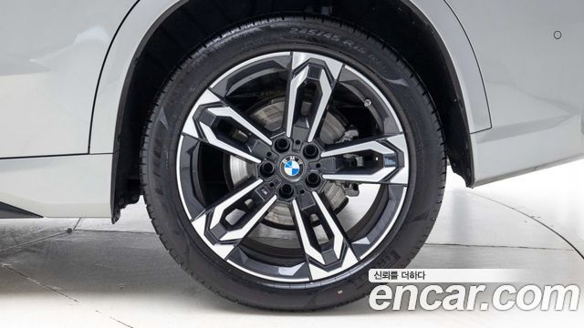 BMW X1 xDrive 20i M Sport — пробег 4 022 км — фото 5 из 5