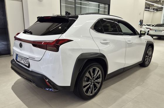 Lexus UX 2.0 F-Sport 2WD — пробег 11 236 км — фото 2 из 5