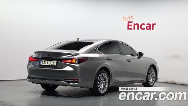 Lexus ES Luxury Plus — пробег 31 822 км — фото 2 из 5