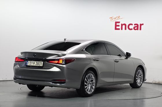 Lexus ES Luxury Plus — пробег 31 822 км — фото 2 из 5