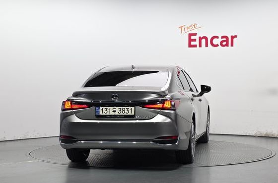 Lexus ES Luxury Plus — пробег 31 822 км — фото 4 из 5