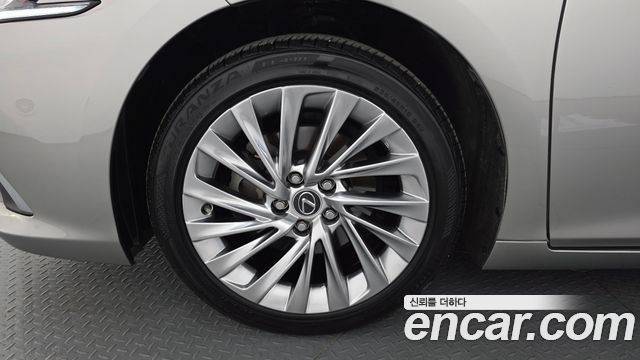 Lexus ES Luxury Plus — пробег 31 822 км — фото 5 из 5