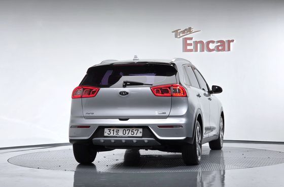 Kia Niro Prestige — пробег 55 294 км — фото 4 из 5