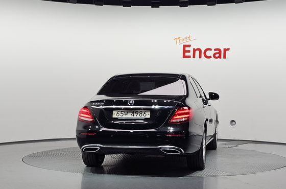 Mercedes-Benz E-Class E220d Avantgarde — пробег 159 550 км — фото 4 из 5