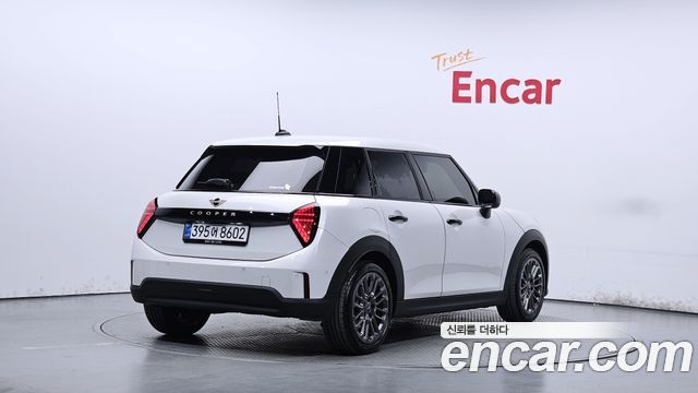 Mini Cooper 5Door Essential — пробег 9 133 км — фото 2 из 5