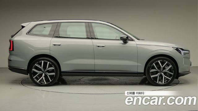 Volvo EX90 Twin Motor Performance Ultra 6-Seater — пробег 860 км — фото 2 из 5