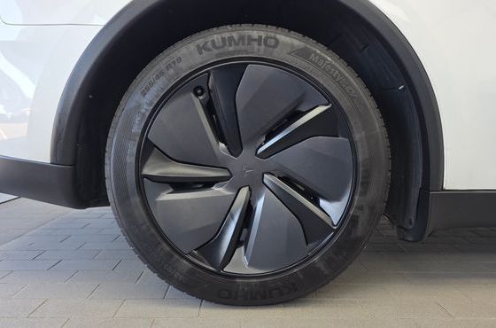 Tesla Model Y RWD — пробег 23 385 км — фото 5 из 5