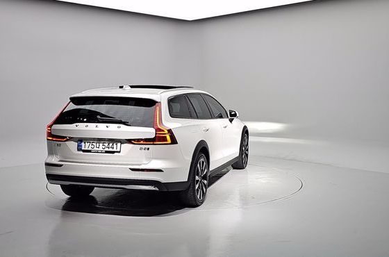 Volvo V60 B5 Ultimate AWD — пробег 33 681 км — фото 2 из 5