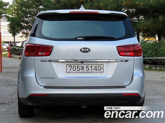 Kia Carnival 11-Seater Deluxe — пробег 82 800 км — фото 4 из 5