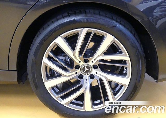 Mercedes-Benz E-Class E220d 4MATIC Exclusive — пробег 28 000 км — фото 5 из 5