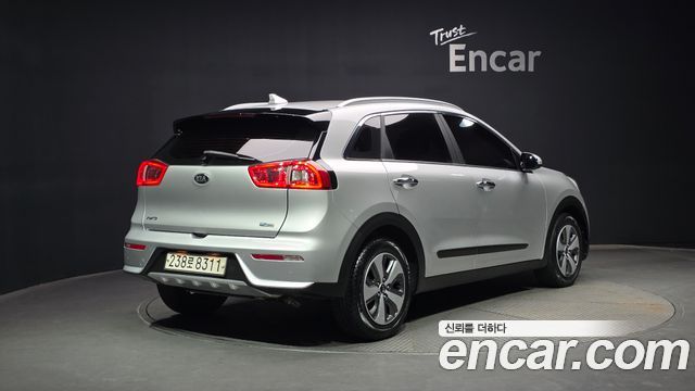 Kia Niro Prestige — пробег 78 321 км — фото 2 из 5