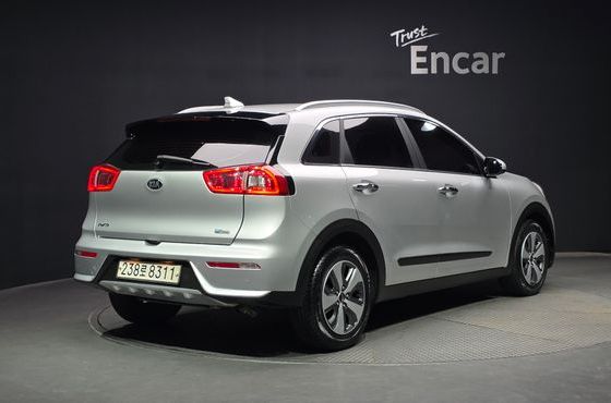 Kia Niro Prestige — пробег 78 321 км — фото 2 из 5