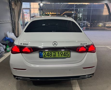 Mercedes-Benz E-Class E300 4MATIC Exclusive — пробег 30 км — фото 2 из 5