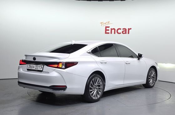 Lexus ES Luxury Plus — пробег 57 289 км — фото 2 из 5