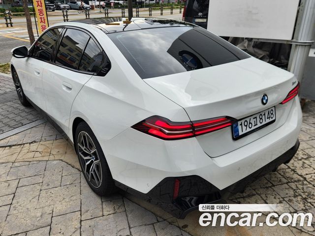 BMW 5-Series 520i M Sport — пробег 1 550 км — фото 2 из 5