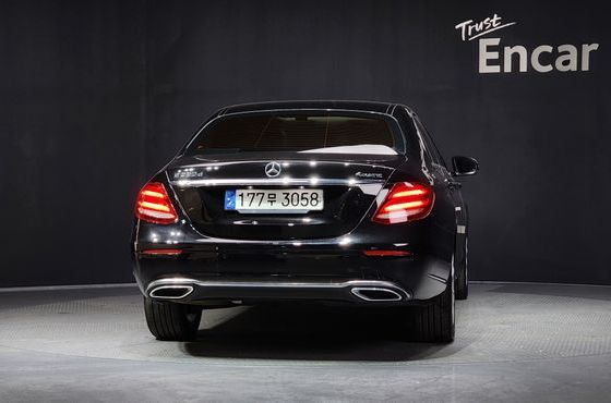 Mercedes-Benz E-Class E220d 4MATIC Exclusive — пробег 124 126 км — фото 4 из 5