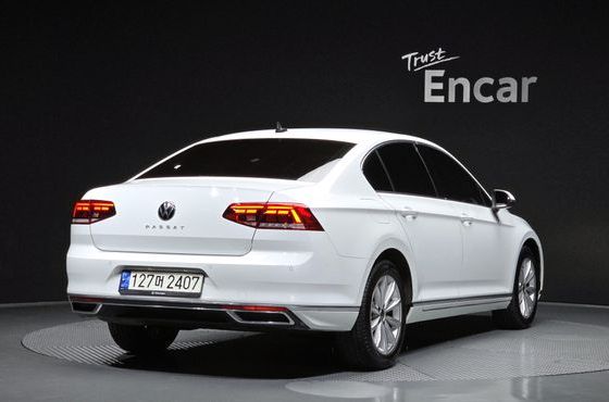 Volkswagen Passat 2.0 TDI Premium — пробег 88 972 км — фото 2 из 5