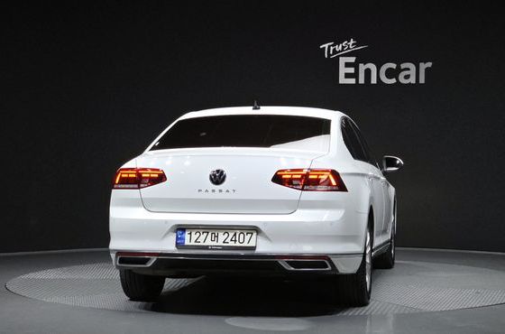 Volkswagen Passat 2.0 TDI Premium — пробег 88 972 км — фото 4 из 5