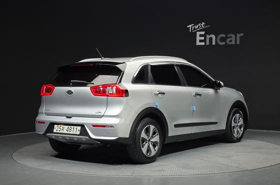 Kia Niro Prestige — пробег 137 964 км — фото 2 из 5