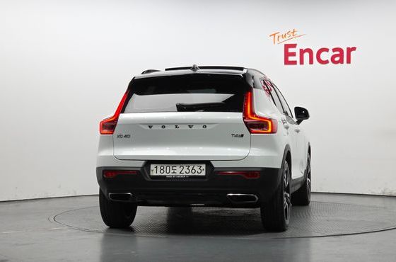 Volvo XC40 T4 R-Design — пробег 128 022 км — фото 4 из 5