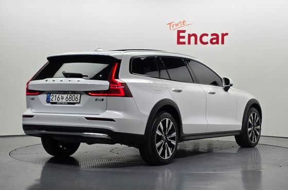 Volvo V60 B5 Ultimate AWD — пробег 17 986 км — фото 2 из 5