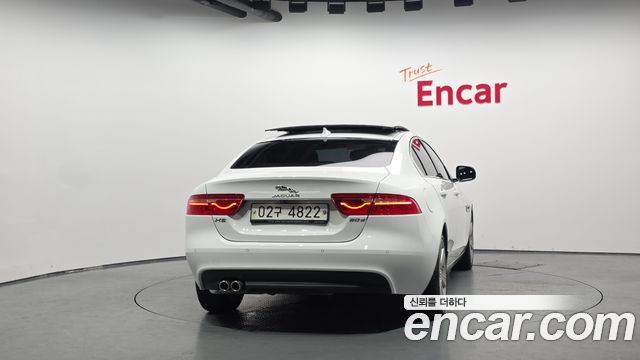 Jaguar XE 20d Portfolio — пробег 99 021 км — фото 4 из 5