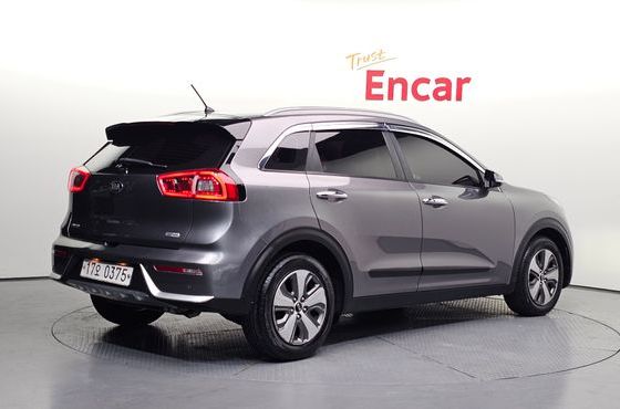 Kia Niro Prestige — пробег 134 336 км — фото 2 из 5