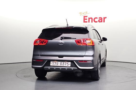 Kia Niro Prestige — пробег 134 336 км — фото 4 из 5