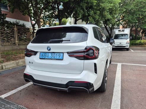 BMW iX3 M Sports — пробег 26 500 км — фото 4 из 5