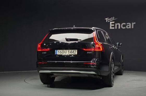 Volvo V60 B5 Ultimate AWD — пробег 45 814 км — фото 4 из 5