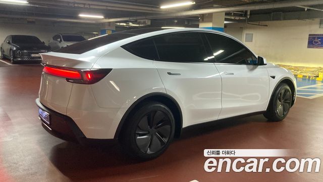Tesla Model Y Premium RWD — пробег 300 км — фото 4 из 5