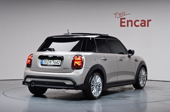 Mini Cooper 5-Door Classic Plus 3rd — пробег 25 466 км — фото 2 из 5