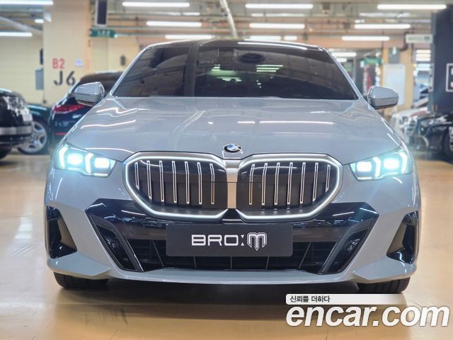 BMW 5-Series 520i M Sport — пробег 15 000 км — фото 2 из 5