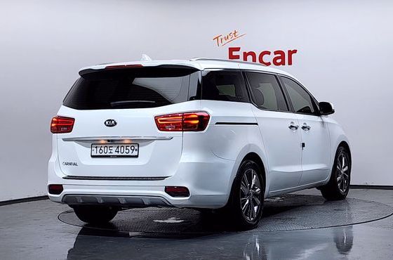 Kia Carnival 9-Seater Prstige — пробег 58 817 км — фото 2 из 5