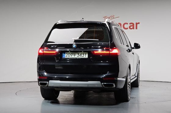 BMW X7 xDrive 40i Design Pure Excellence 6-Seater — пробег 141 067 км — фото 4 из 5