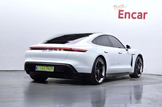 Porsche Taycan GTS — пробег 34 034 км — фото 2 из 5