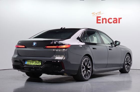 BMW i7 M70 xDrive M Performance — пробег 4 603 км — фото 2 из 5