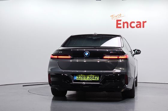 BMW i7 M70 xDrive M Performance — пробег 4 603 км — фото 4 из 5
