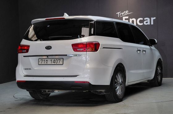 Kia Carnival 11-Seater Deluxe — пробег 107 998 км — фото 2 из 5