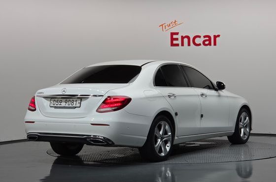 Mercedes-Benz E-Class E220d Avantgarde — пробег 76 657 км — фото 2 из 5