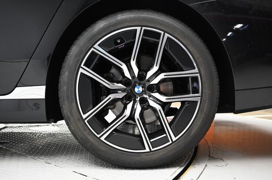 BMW 7-Series 740i xDrive M Sport — пробег 4 086 км — фото 5 из 5